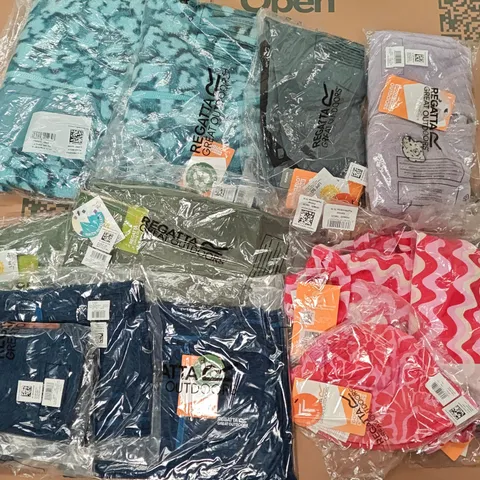LOT OF 12 ASSORTED BRAND NEW REGATTA KIDS CLOTHING ITEMS TO INCLUDE FLEECES, SHORTS AND HATS - VARIOUS SIZES