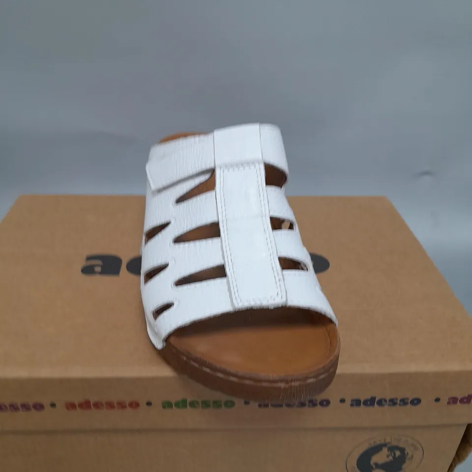 BOXED PAIR OF ADESSO FRANCES MULES IN WHITE UK SIZE 5