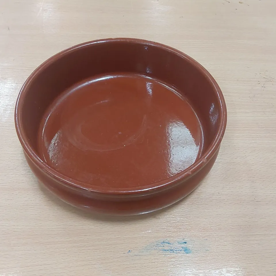 BOX CONTAINING 9x TERRACOTTA RESTAURANT DISHES