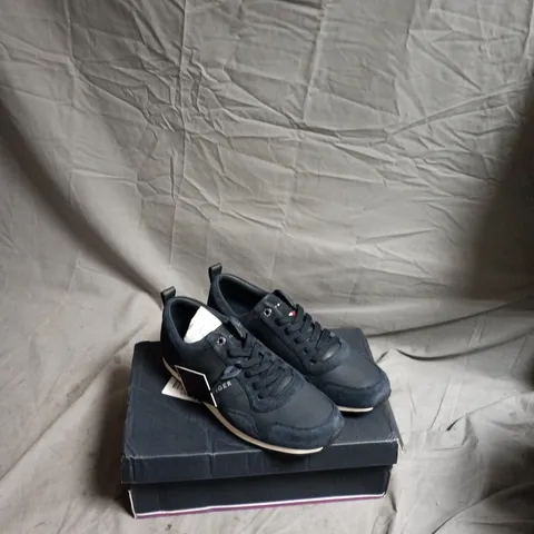 TOMMY HILFIGER MIDNIGHT LEATHER-SUEDE RUNNER SNEAKERS – UK9 (EU43)
