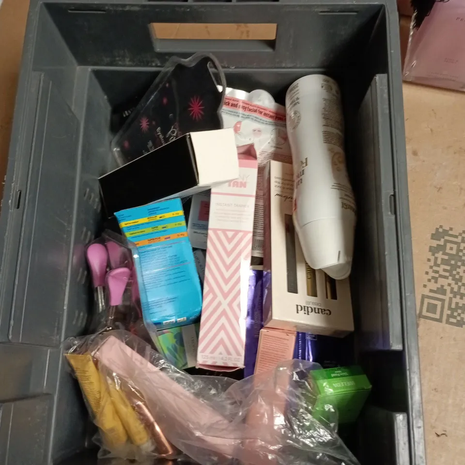 APPROXIMATEY 20 ASSORTED HEALTH AND BEAUTY PRODUCTS TO INCLUDE PECKSNIFFSLUXURY BATH SOAK, PUNKY COLOUR SEMI PERMANENT HAIR COLOUR, SHEER SILVER HAIR MASQUE ETC 
