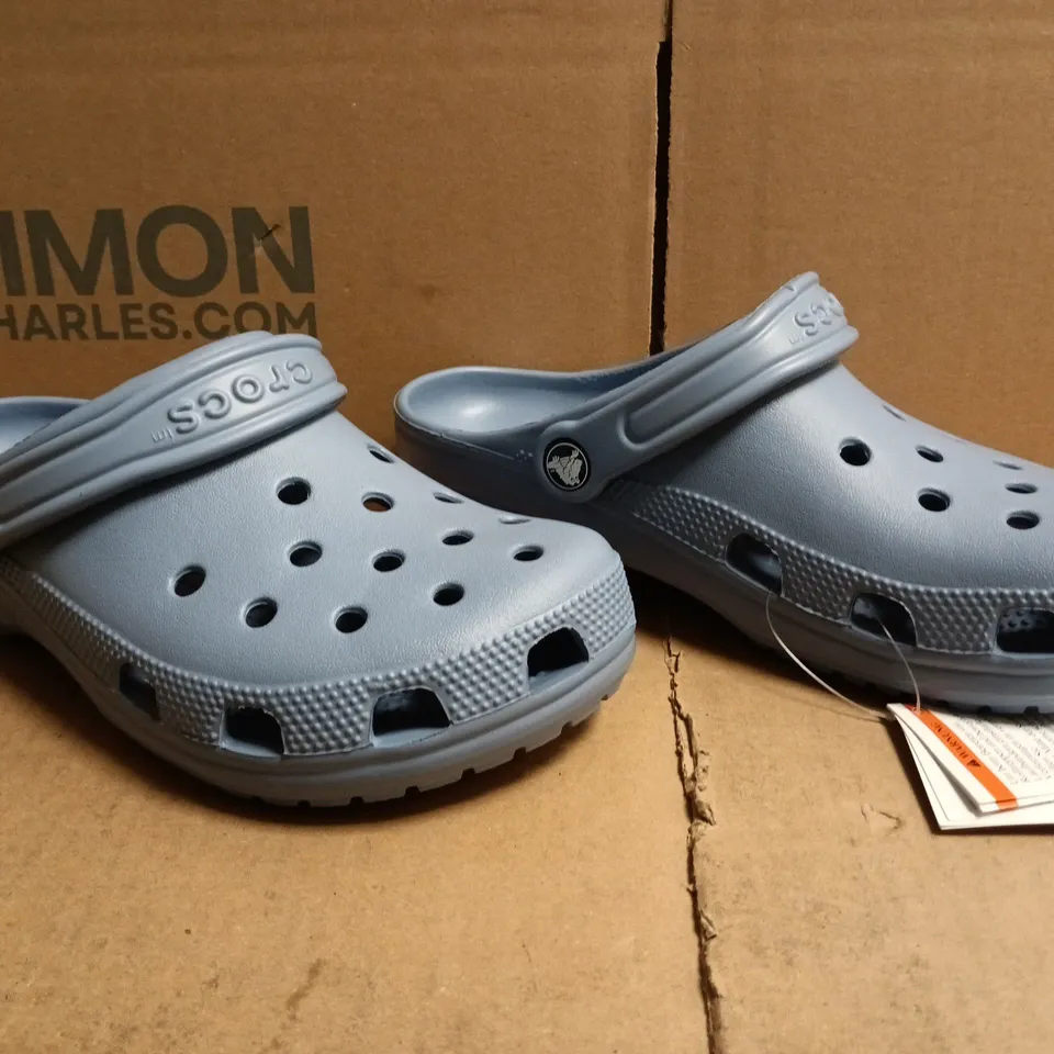 PAIR OF CROCS CLASSIC CLOGS IN BLUE SIZE UK M5/W6