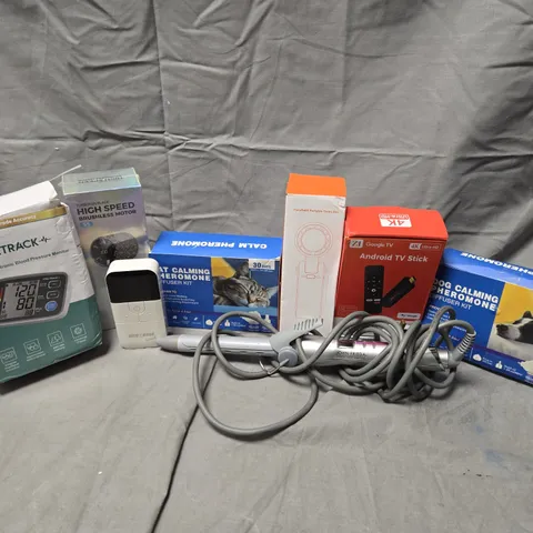 APPROXIMATELY 12 ASSORTED ELECTRICAL ITEMS TO INCLUDE ANDROID TV STICK, TURBOFAN, HAIR CURLER, ETC