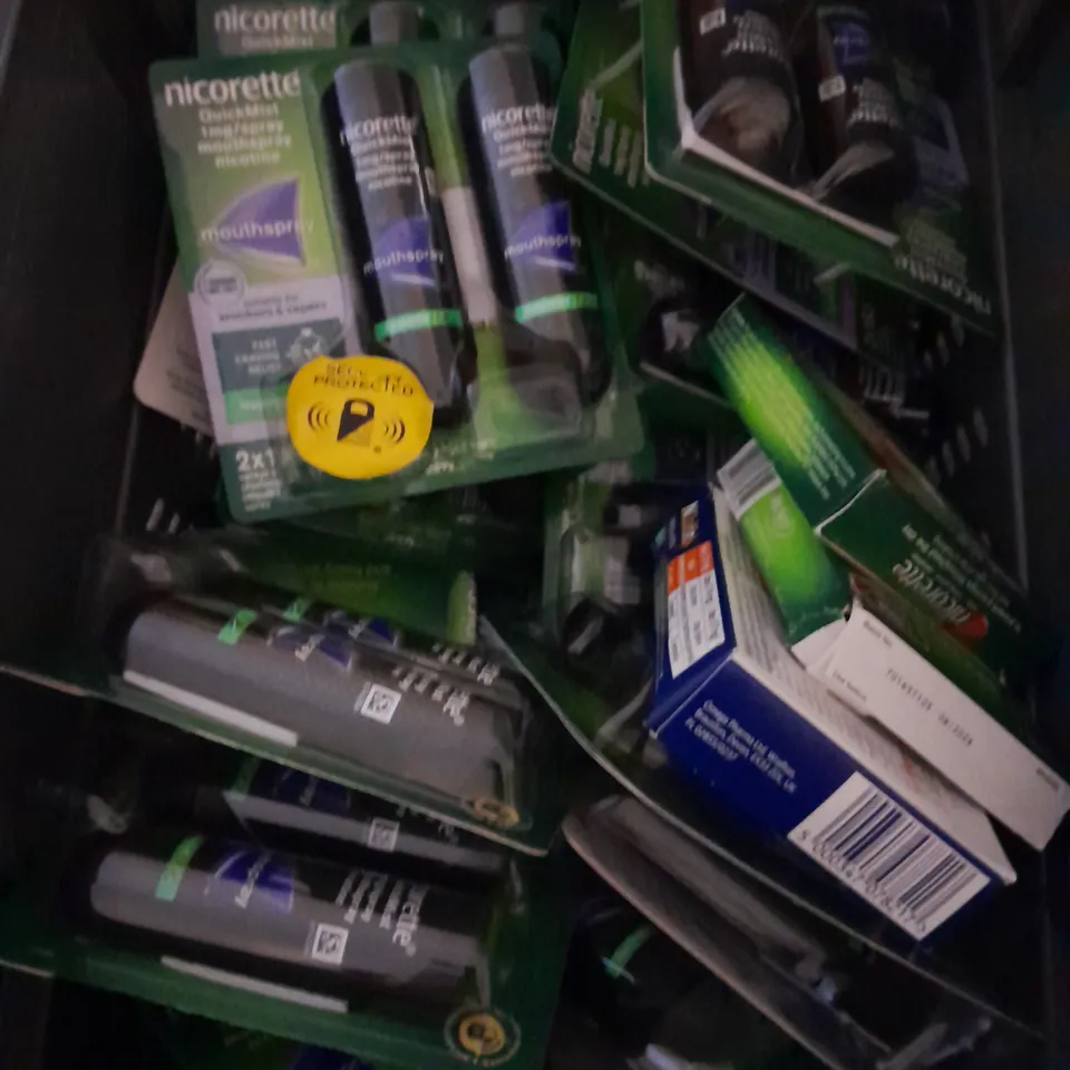APPROXIMATELY 15 ASSORTED SMOKING PREVENTION AIDS TO INCLUDE NICORETTE GUM, NICORETTE MOUTHSPRAY, NIQUITIN CLEAR PATCHES