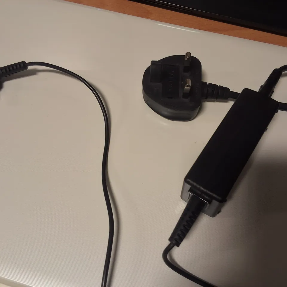 TOSHIBA SATELLITE INTEL PENTIUM LAPTOP IN WHITE - L50-C-1FQ