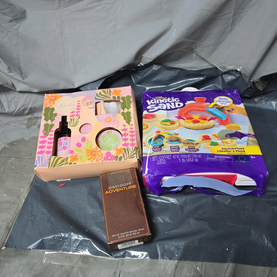 BOX OF APPROXIMATELY 12 ASSORTED HOUSEHOLD ITEMS TO INCLUDE KINETIC SAND GAME, AFTERSHAVE, THE KIND EDIT SET ETC