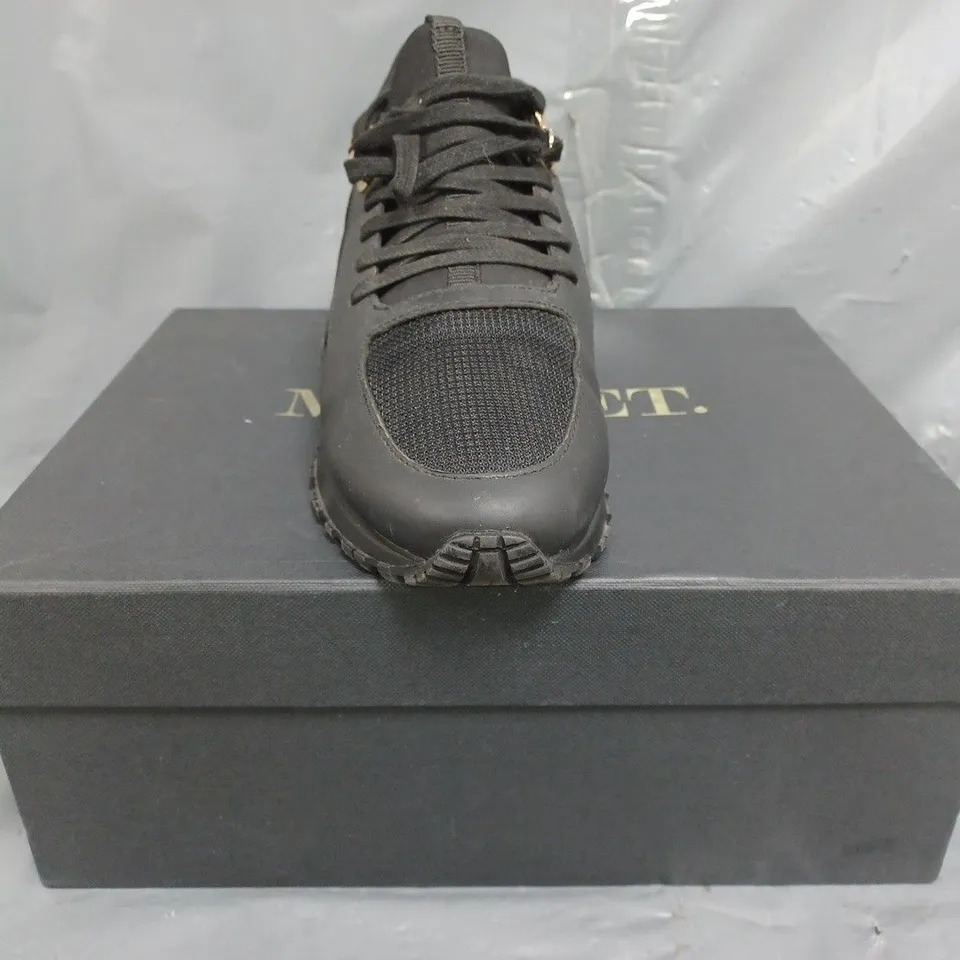 BOXED PAIR OF MALLET LONDON SHOES IN BLACK/METALLIC GOLD SIZE UK 6
