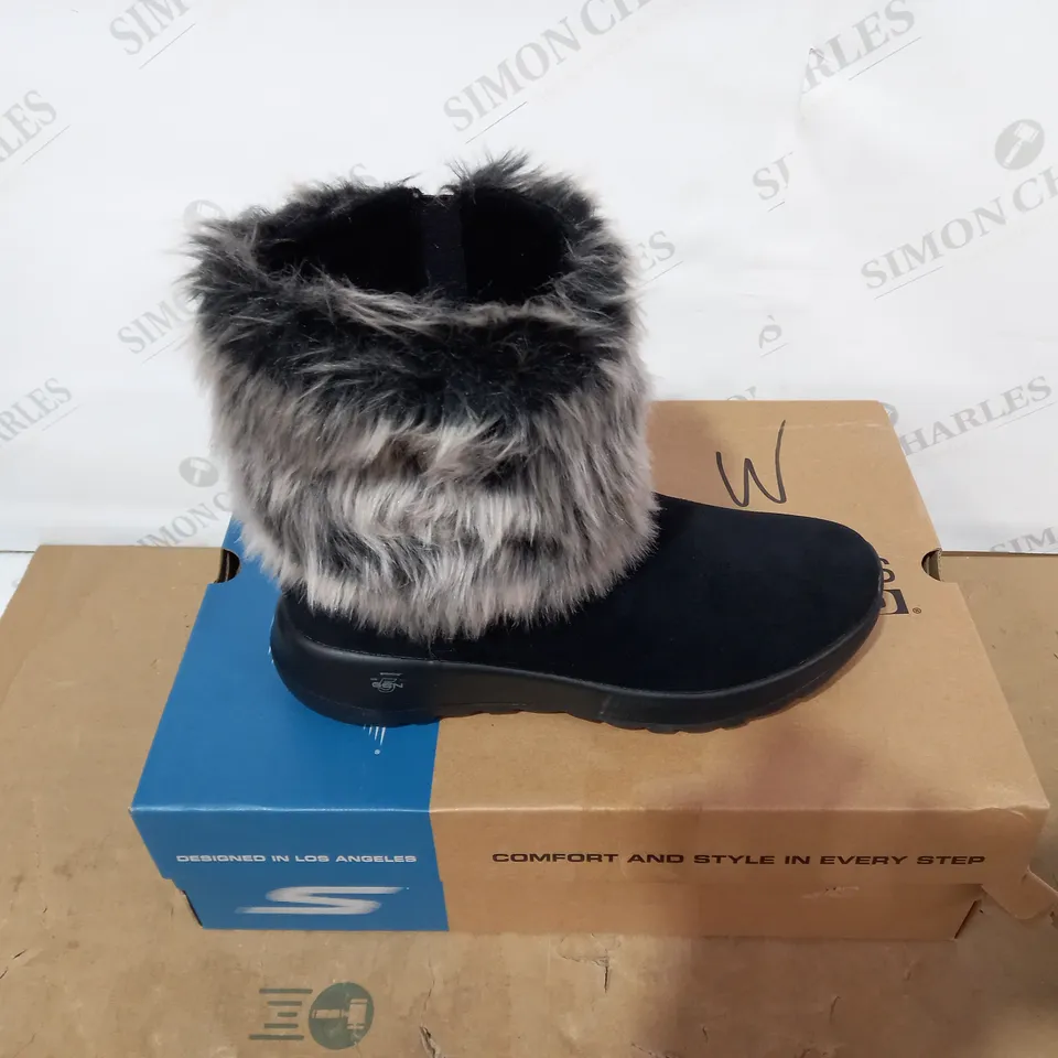 BOXED PAIR OF SKECHERS BOOTS - SIZE 5