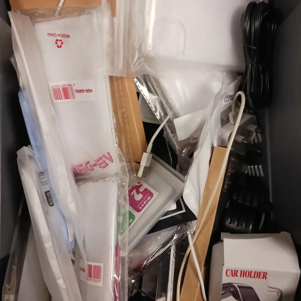 APPROXIMATELY 30 ASSORTED SMARTPHONE ACCESSORIES TO INCLUDE PROTECTIVE CASES, CHARGING CABLES, SCREEN PROTECTORS ETC 