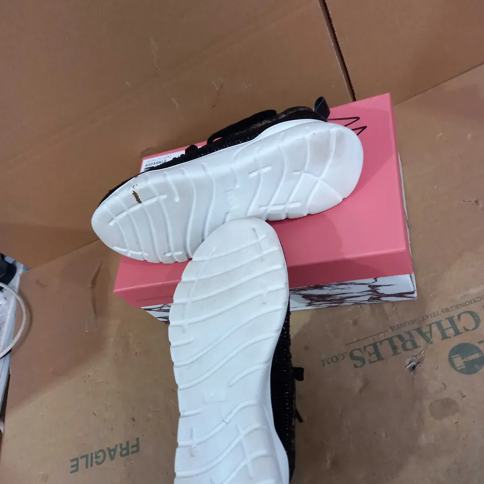MODA STYLE DESIGNER TRAINERS SIZE 5 