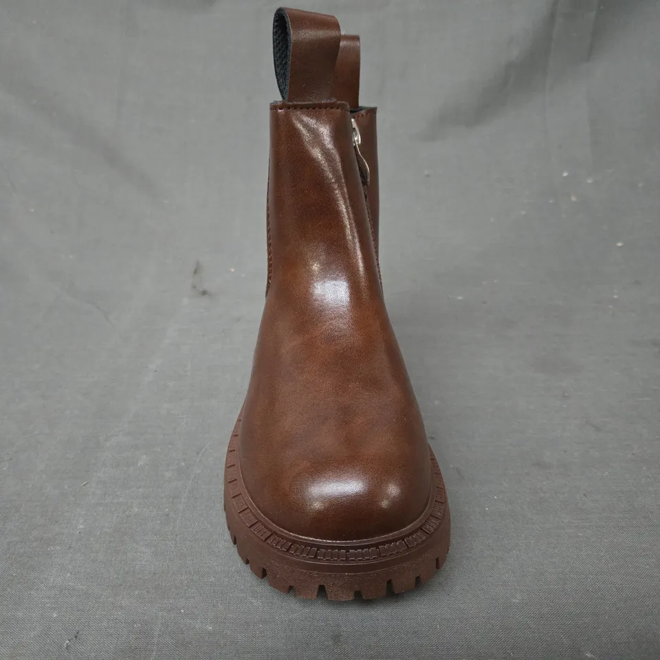 BOXED PAIR OF UNBRANDED CHELSEA BOOTS IN CHOCOLATE EU SIZE 28