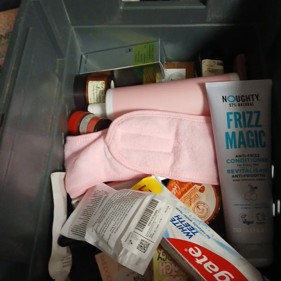 APPROXIMATEY 20 ASSORTED HEALTH AND BEAUTY PRODUCTS TO INCLUDE - MOERIE ULTIMATE HAIR BOOST - PLOUISE LIQUID BLUS AND HISMILE COLOUR CORRECTOR SERUM