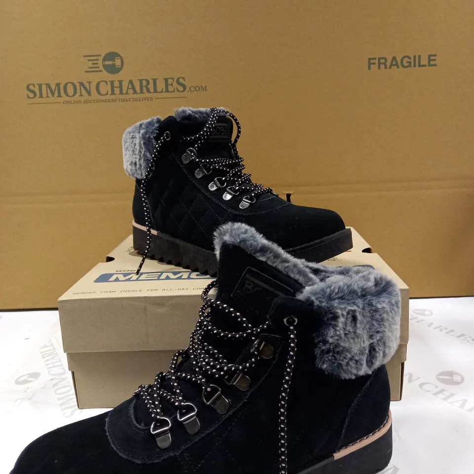 SKECHERS MOUNT HIKER SUEDE BOOTS - SIZE 5.5