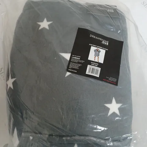 BAGGED DREAMSCENE STAR PRINT HOODED BLANKET IN CHARCOAL - ONE SIZE