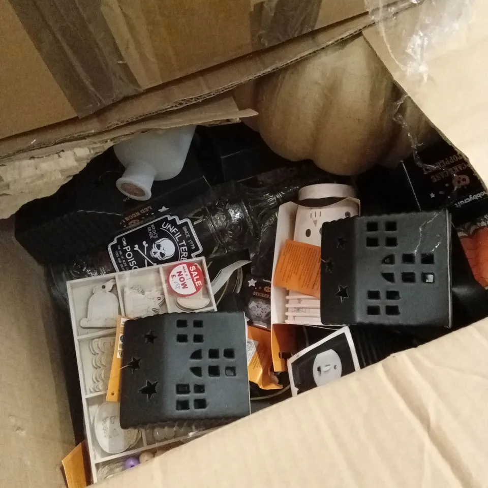 PALLET CONTAINING A LARGE ASSORTMENT OF BRAND NEW HALLOWEEN GOODS AND PRODUCTS TO INCLUDE; HALLOWEEN SUNFLOWERS, BAT LIGHTS, BAT CURTAINS, PLUSH PUMPKINS ETC