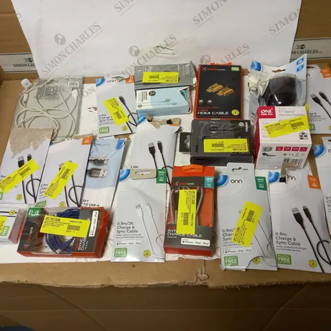 LOT OF APPROX. 20 ASSORTED TECH ITEMS TO INCLUDE CHARGING CABLES, BATTERY BANKS, HDMI SPLITTER ETC