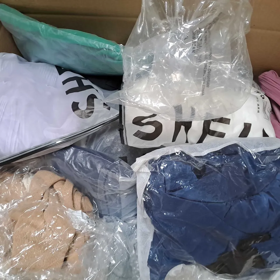 BOX OF APPROXIMATELY 25 ASSORTED CLOTHING ITEMS TO INCLUDE - T-SHIRT , HAT , SOCKS ETC