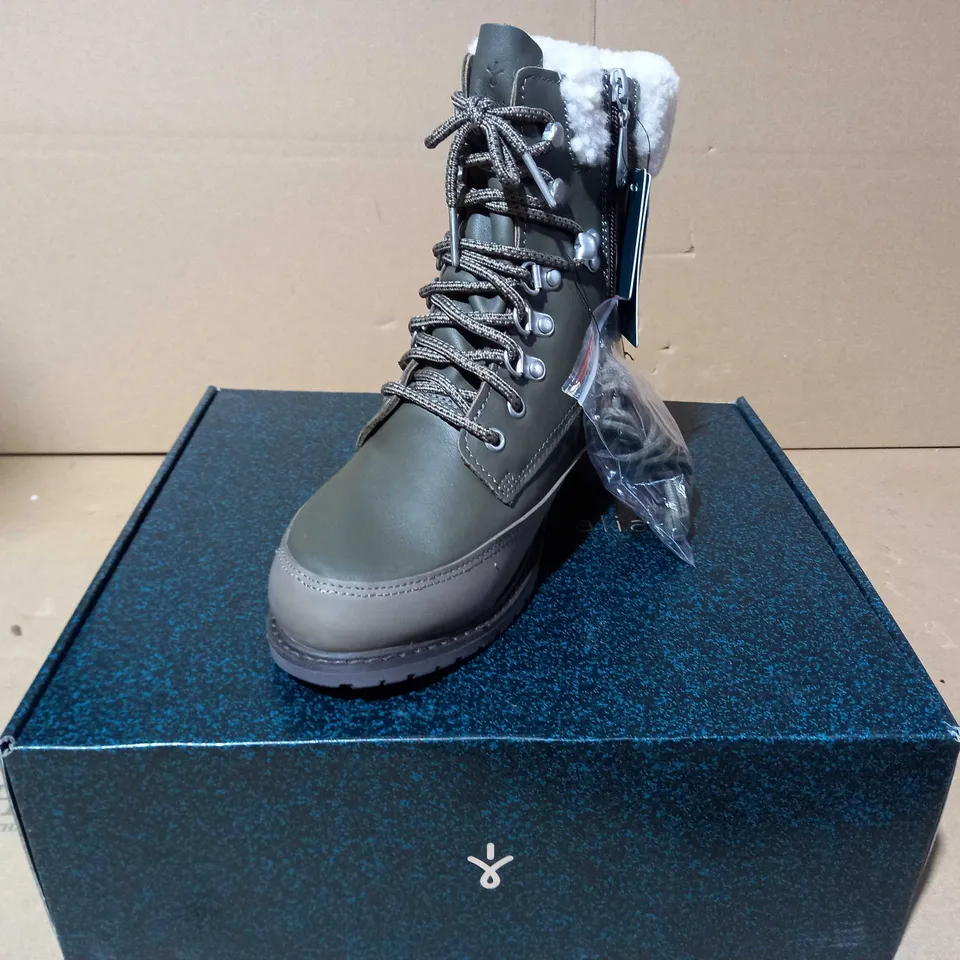 BOXED PAUR OF EMU OKAB FAUX LEATHER BOOTS IN DARK OLIVE UK SIZE 5