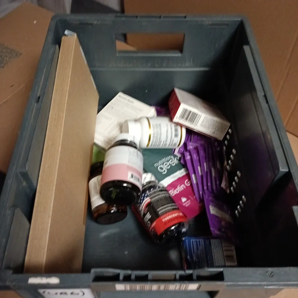 APPROXIMATELY 10 ASSORTED VITAMINS AND SUPPLEMENTS INCLUDING TESTOSTERONE 7000 AND FEROGLOBIN CAPSULES 