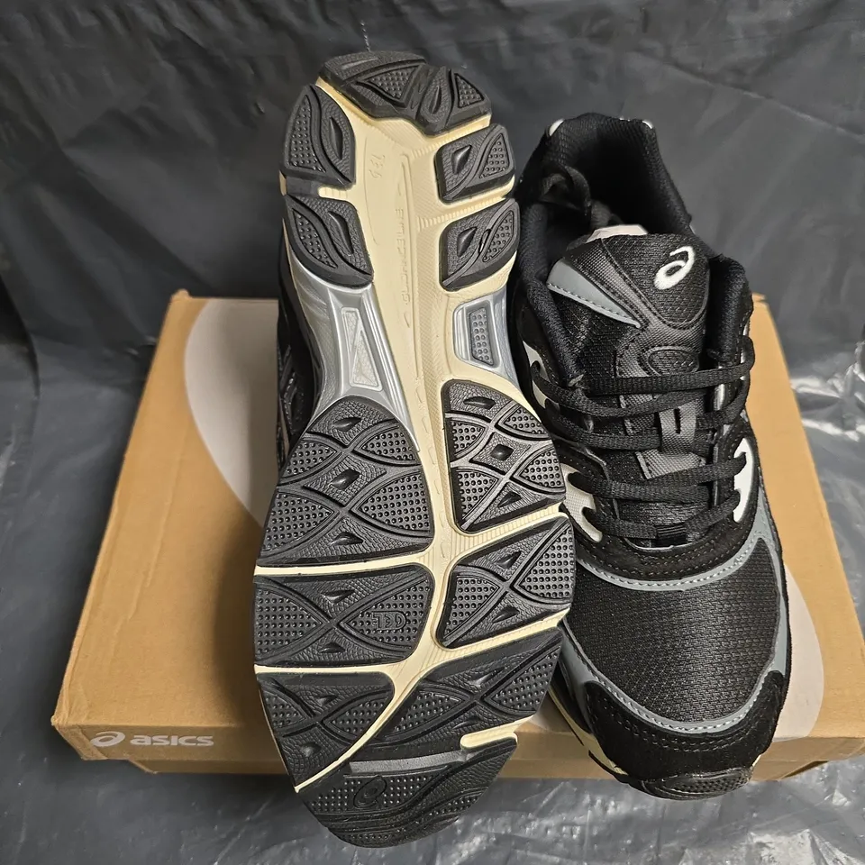ASICS RUNNING SHOES – BLACK/BLACK, UK 8 (US 9) – BOXED 