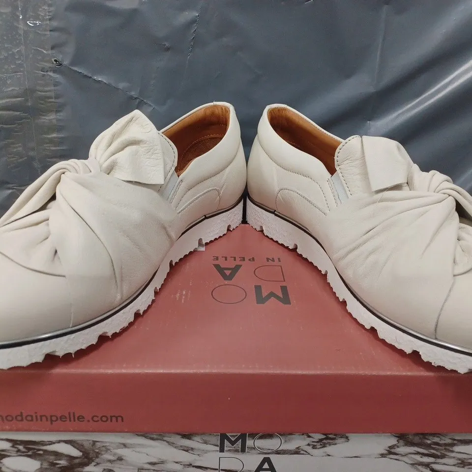 BOXED MODA IN PELLE ANETTE LEATHER BOW TWIST UPPER WITH FLEX SOLE TRAINERS IN OFF WHITE - SIZE 40