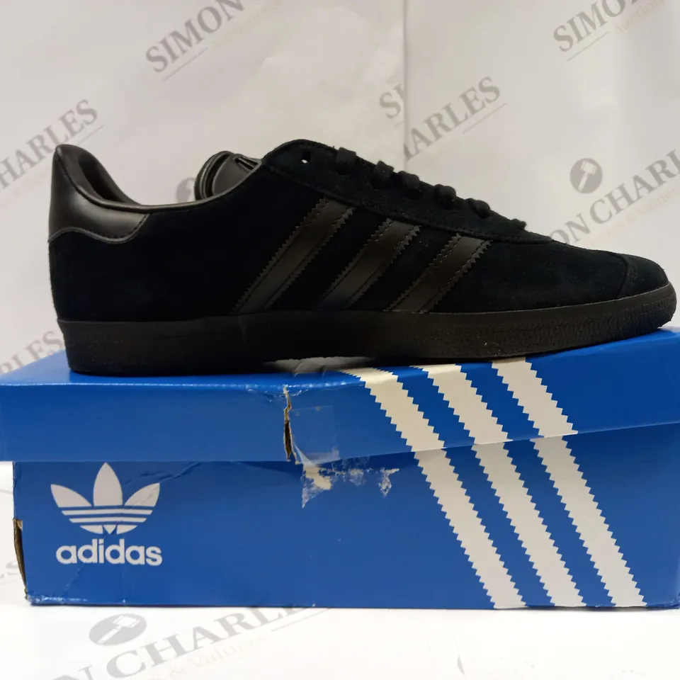 BOXED PAIR OF ADIDAS CQ2809 GAZELLE TRAINERS UK SIZE 9 