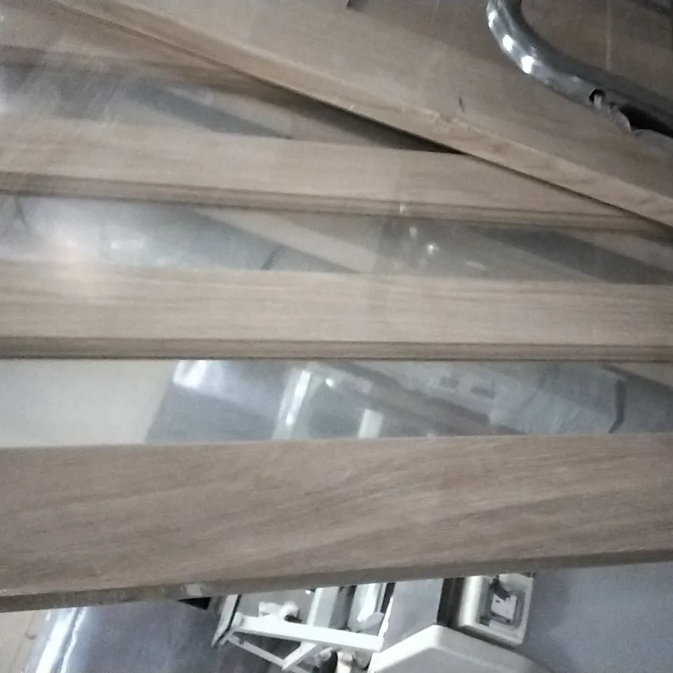 VERTICAL 3 PANEL OAK VENEER GLAZED INTERNAL DOOR 1981 X 686MM