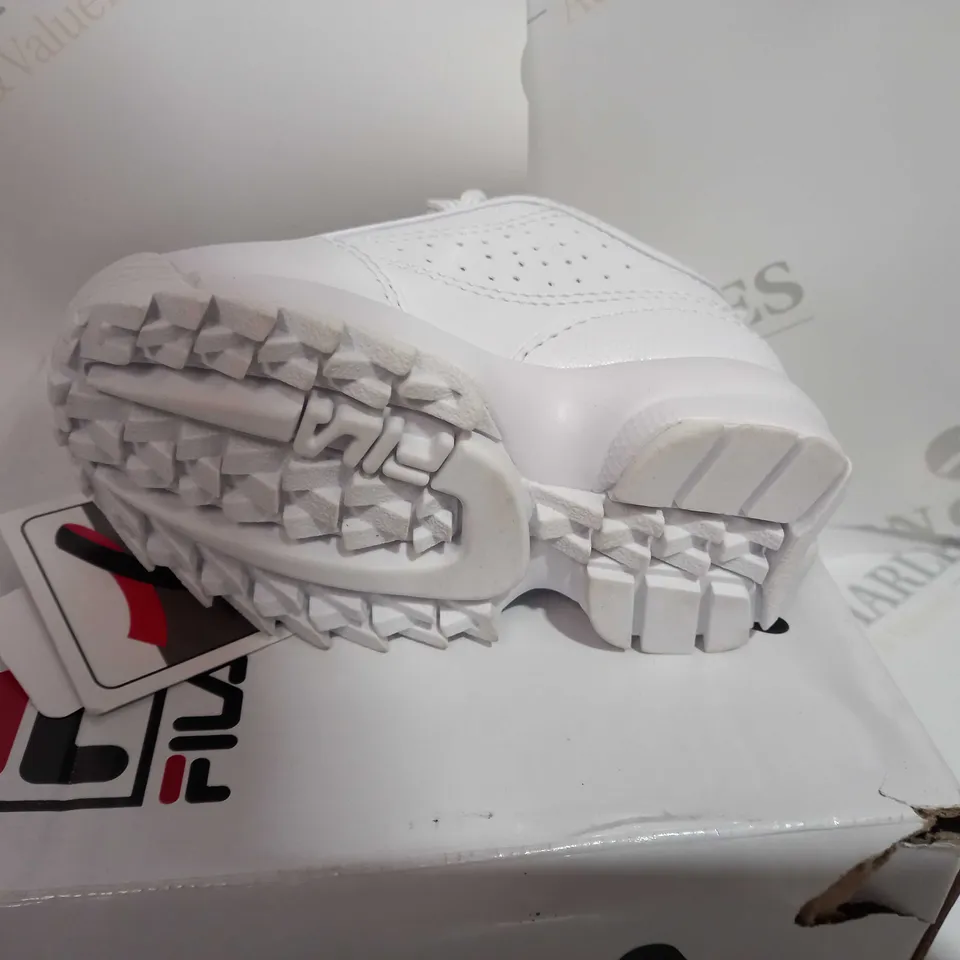 BOXED PAIR OF KIDS FILA TRAINERS SIZE 4INF