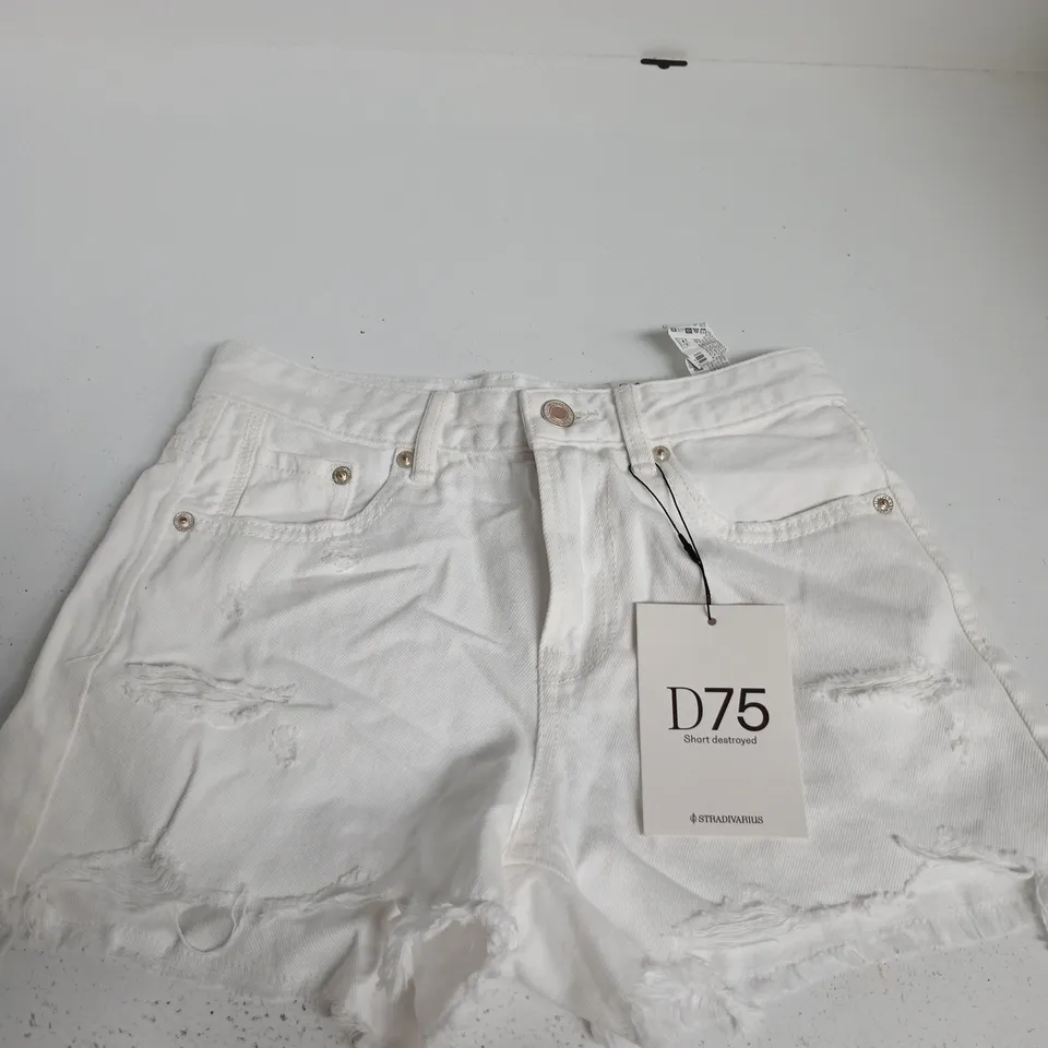 STRADIVARIUS WHITE DISTRESSED DENIM SHORTS – HIGH RISE, UK 6 (EU 34, US 2, MX 24)