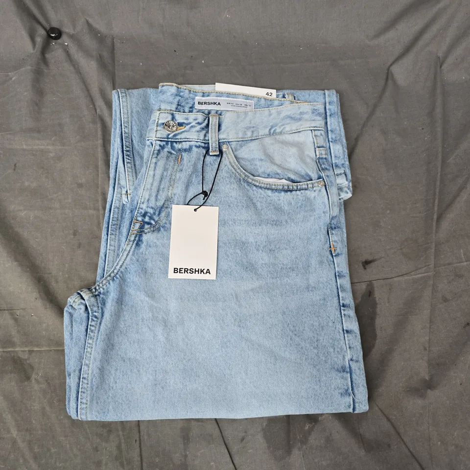 BERSHKA BOYFRIEND PETITE JEANS IN LIGHT BLUE SIZE UK 14