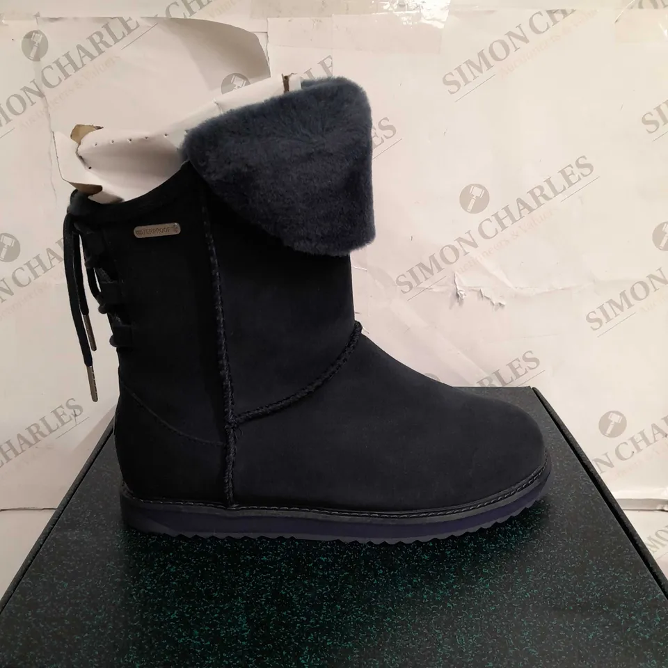 BOXED PAIR OF EMU BIRDWOOD BOOTS IN MIDNIGHT UK SIZE 6 