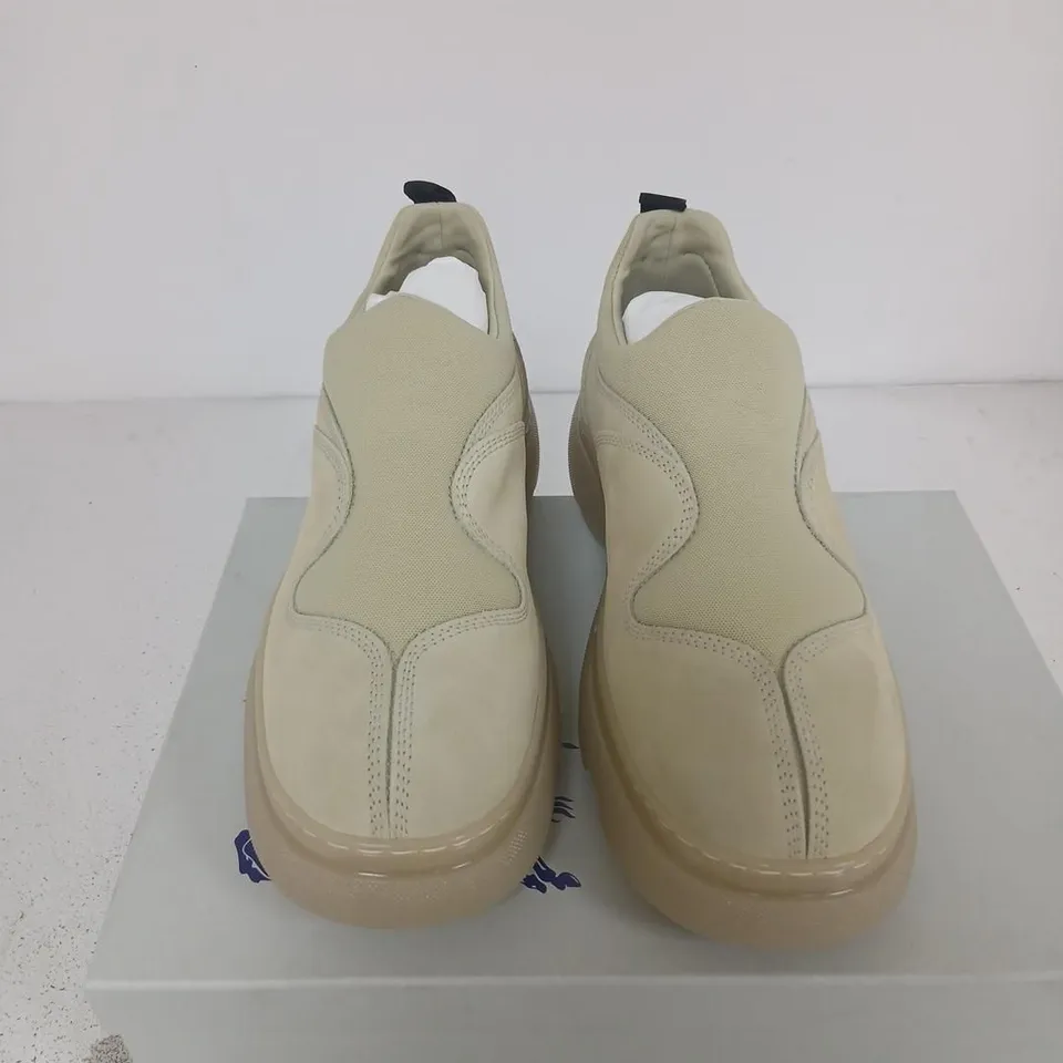 BURBERRY LEATHER SNEAKER ON RUBBER SOLE – BEIGE, UK 10 (EUR 44)