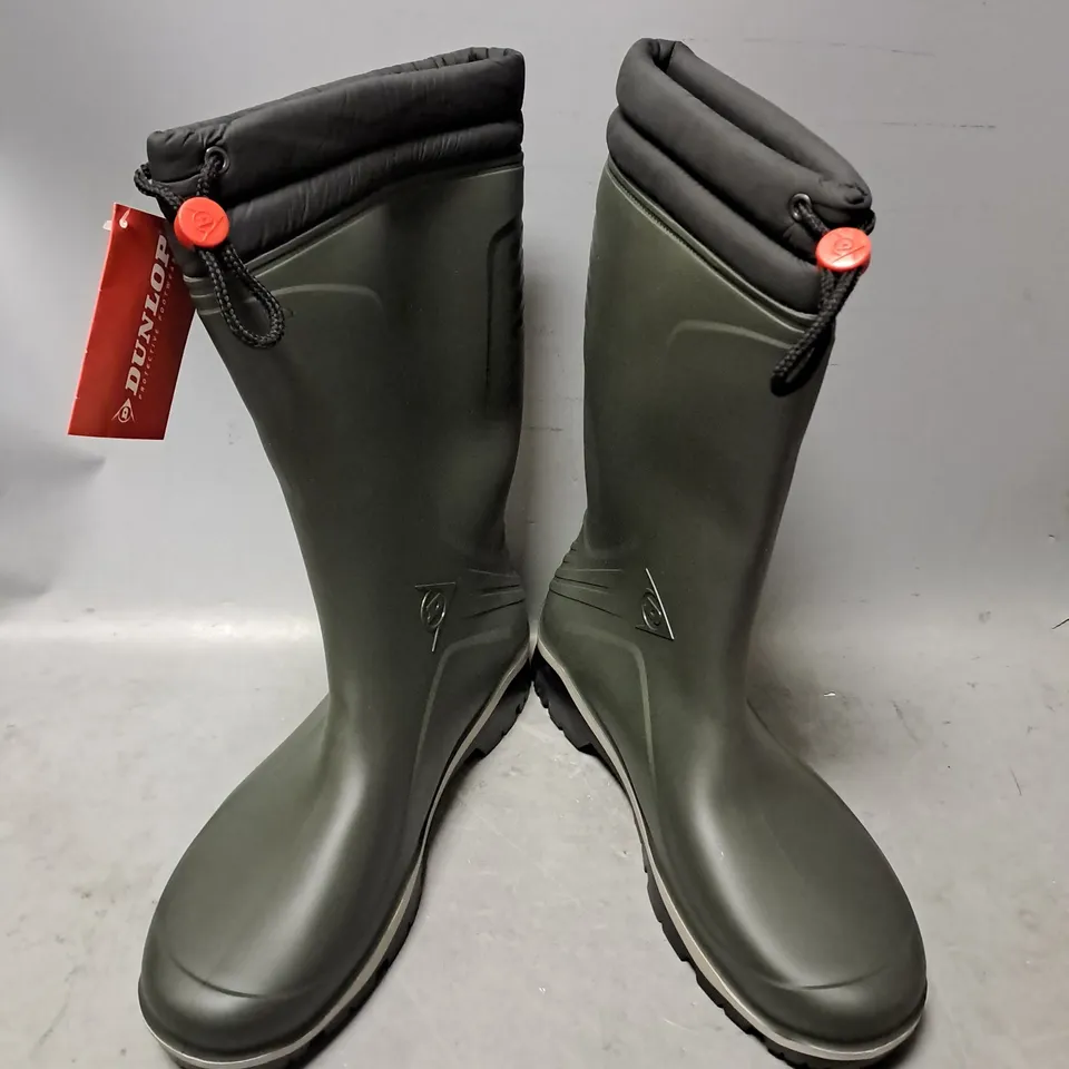 PAIR OF DUNLOP BLIZZARD FUR LINED BOOTS IN GREEN/GREY/BLACK SIZE 12