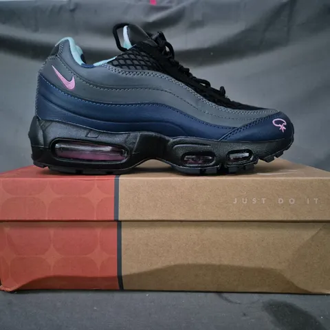 BOXED PAIR OF NIKE AIR MAX 95 SHOES IN NAVY/GREY/BLACK/PINK UK SIZE 6