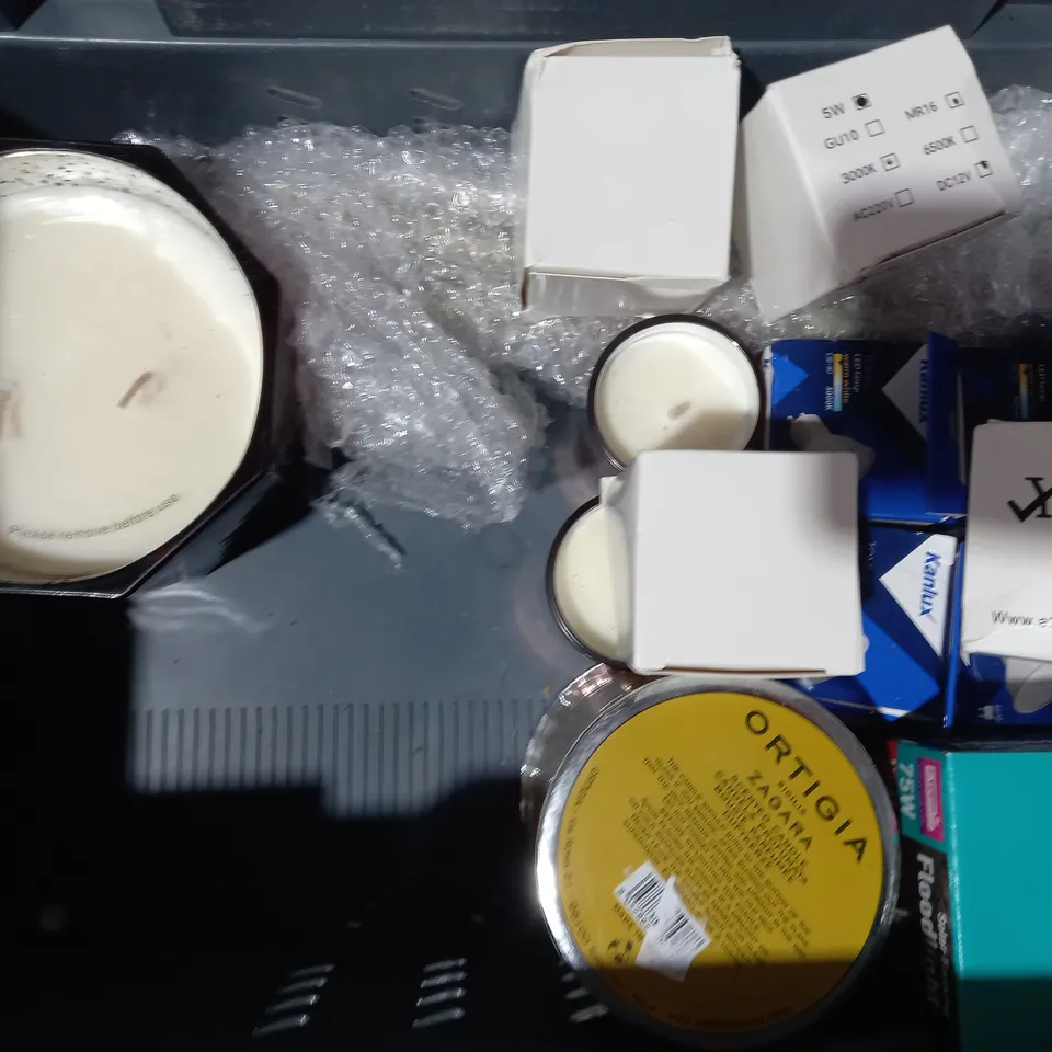 APPROXIMATELY 10 ASSORTED HOUSEHOLD ITEMS TO INCLUDE BIGHOUSE LED BULBS, YANKEE CANDLE, ETC