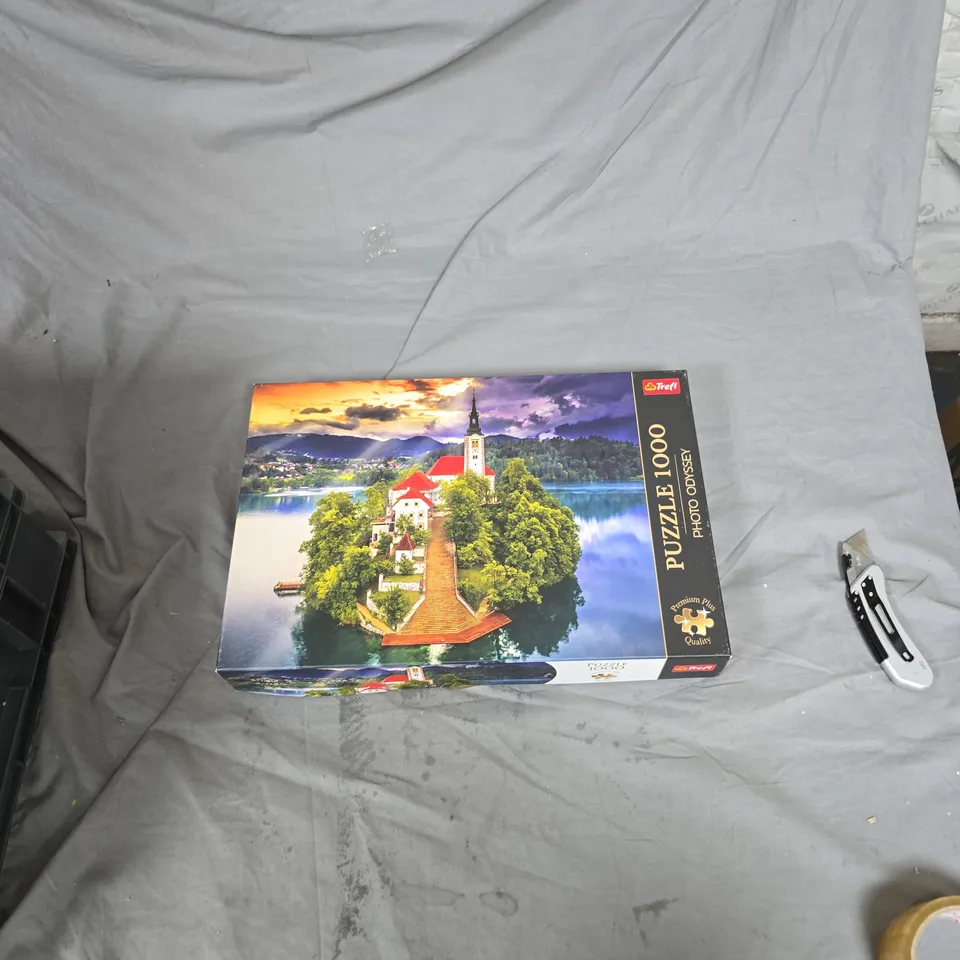 TREFL PUZZLE 1000 PIECES – SCENIC ISLAND WITH CHURCH (BOXED)