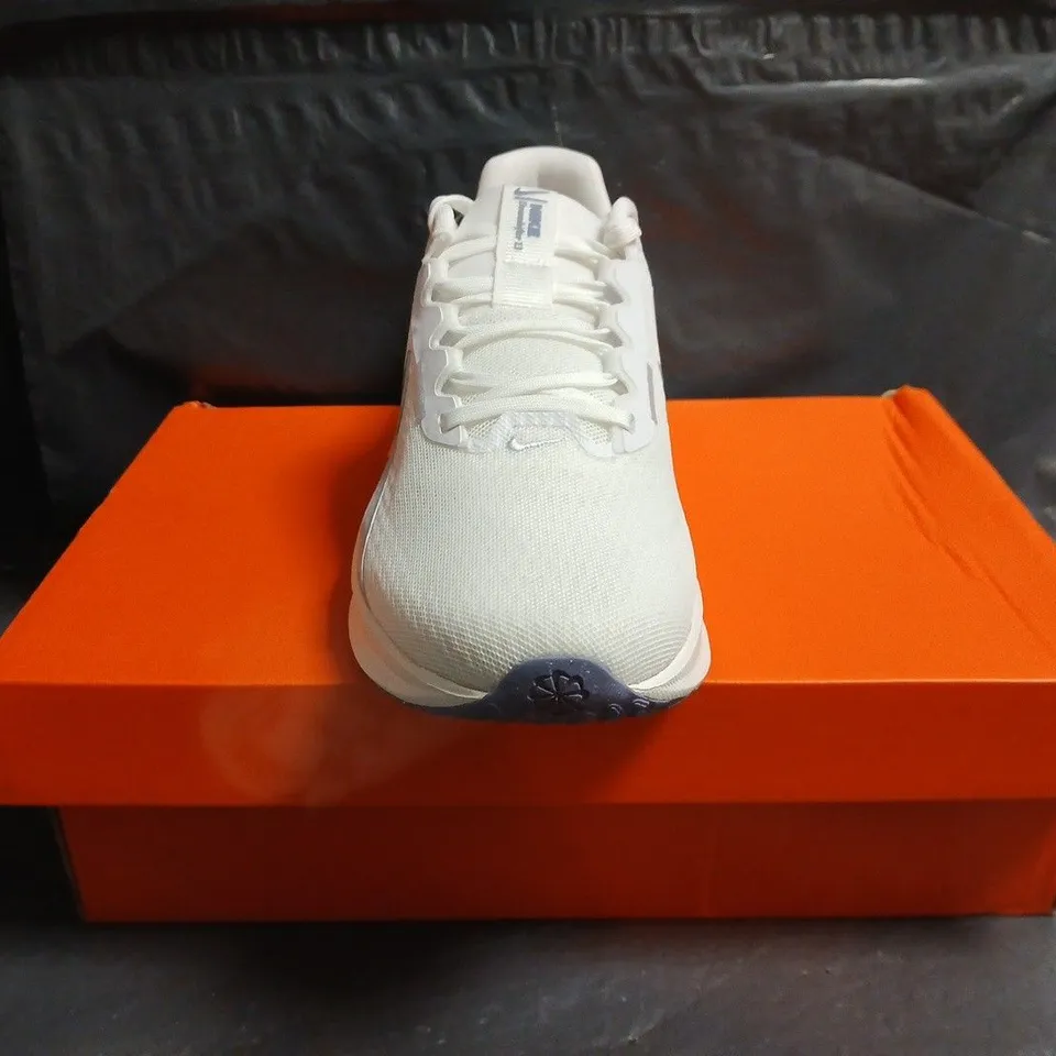 BOXED PAIR OF NIKE DOWNSHIFTER 13 TRAINERS IN WHITE/SILVER SIZE UK 6.5