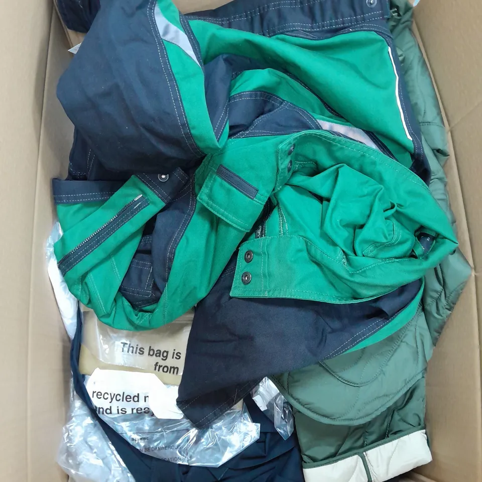 BOX OF APPROX. 20 CLOTHING ITEMS TO INCLUDE - JEANS , JUMPER , COATS ETC