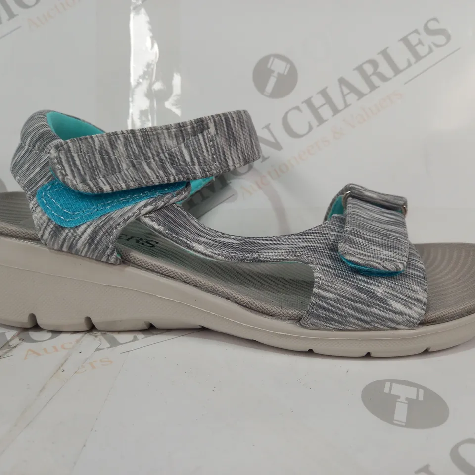 BOXED PAIR OF PAVERS OPEN TOE LOW WEDGE SANDALS IN GREY/CYAN EU SIZE 36