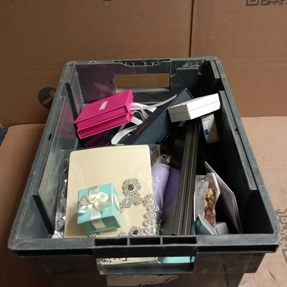 TOTE OF APPROXIMATELY 20 ASSORTED JEWELLERY ITEMS TO INCLUDE TED BAKER, FRANKLY ETC 
