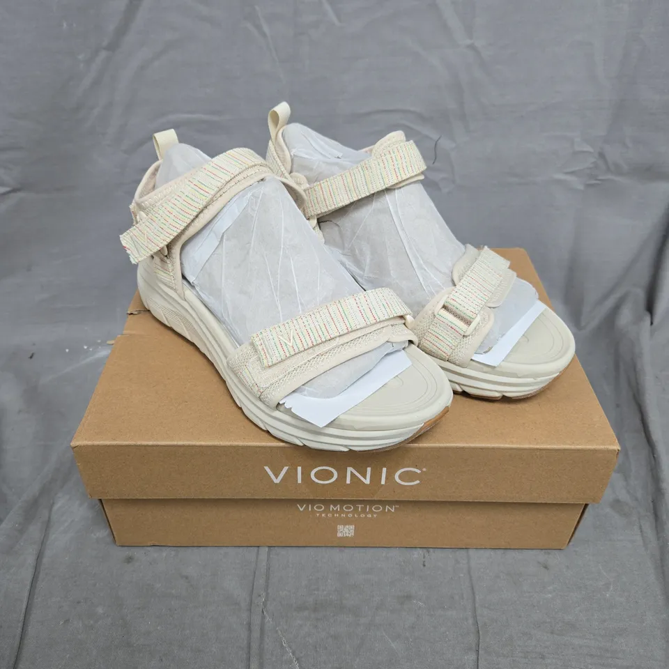 BOXED PAIR OF VIONIC WALK MAX WANDERER SANDALS - 4.5