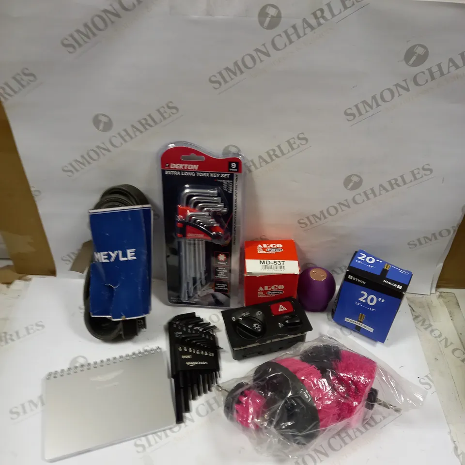 BOX OF APPROXIMATELY 30 ASSORTED VEHICULAR PARTS & ACCESSORIES TO INCLUDE REPLACE GEAR STICK KNOB, TORX KEY SET, OIL FILTERS ETC - COLLECTION ONLY 