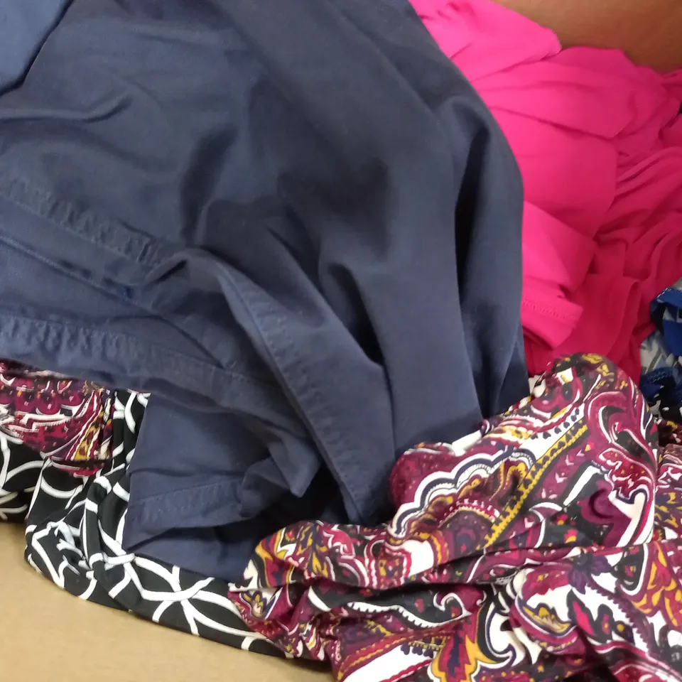 APPROXIMATELY 20 ASSORTED WOMEN CLOTHING TO INCLUDE KIM&CO TOP IN SIZE S, RUTH LANGFORD SHIRT IN M, RUTH LANGFORD SHIRT IN M