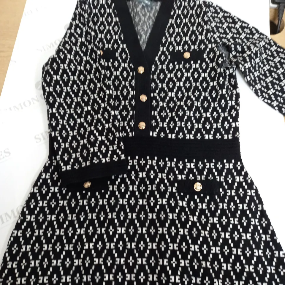 LARGE QUANTITY OF CLOTHING ITEMS TO INCLUDE , SWEATERS, JEANS, T-SHIRTS, ETC