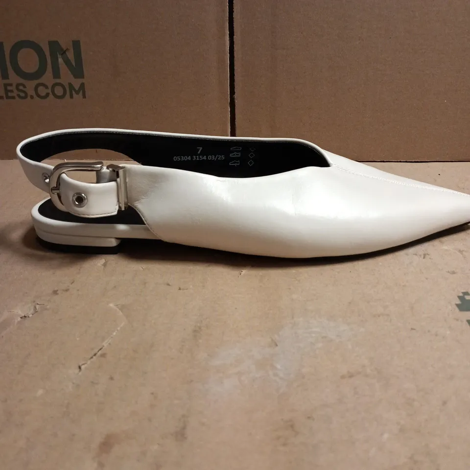 M & S LADIES CREAM POINTED TOE FLAT SANDALS STANDARD FIT SIZE 7