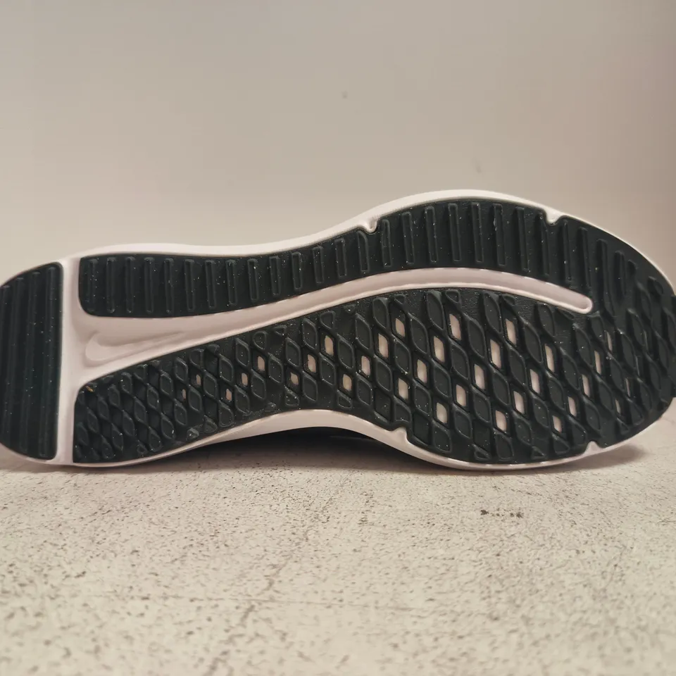 BOXED PAIR OF NIKE DOWNSHIFTER 12 TRAINERS IN BLACK/GREY/BRONZE SIZE UK 6.5