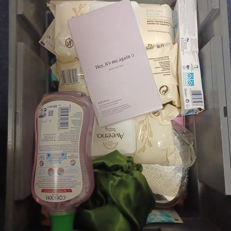 LOT OF APPROXIMATELY 20 COSMETICS ITEMS TO INCLUDE SOOTHING CARE , GUM HEALTH PRODUCTS , THE WHITE COMPANY BODY CREAM , ETC  