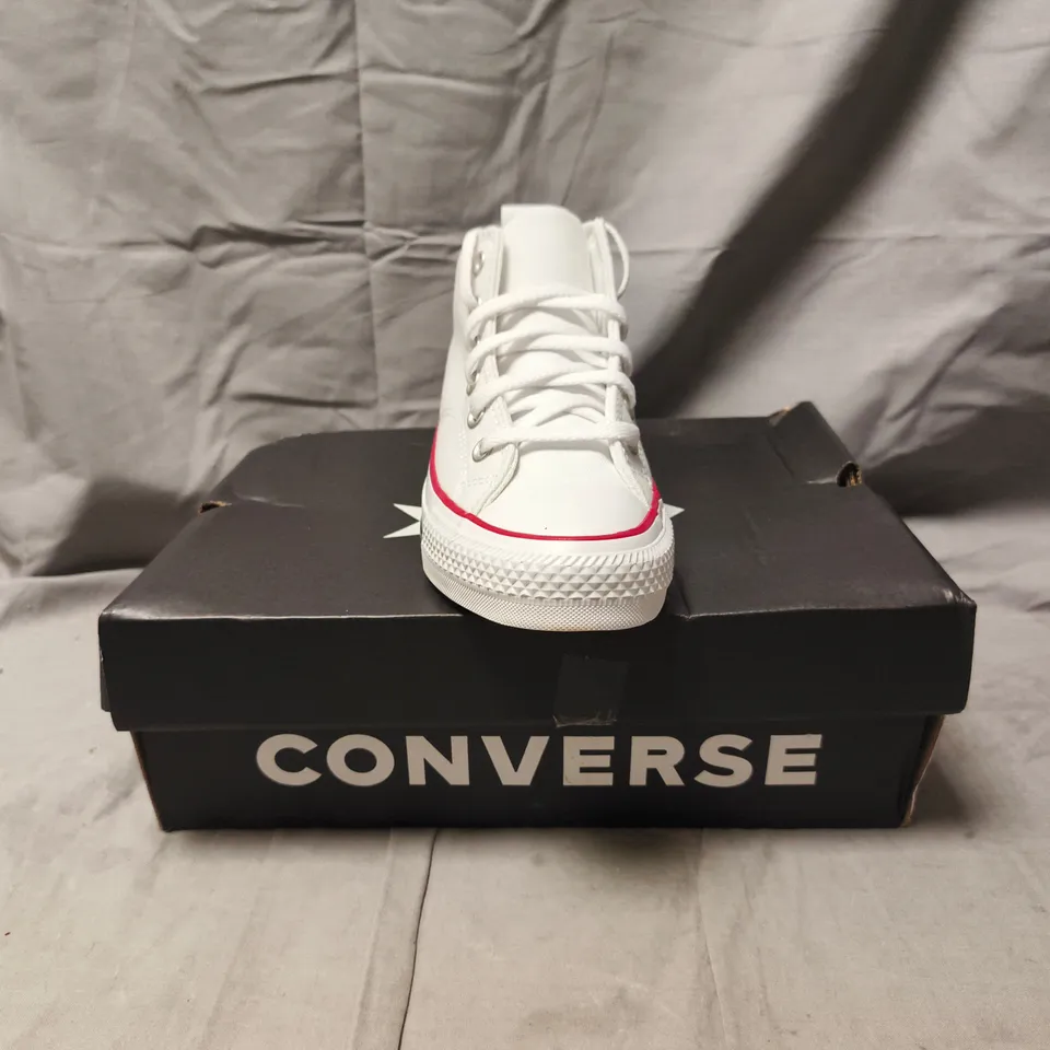 BOXED PAIR OF CONVERSE SHOES IN WHITE SIZE 5.5