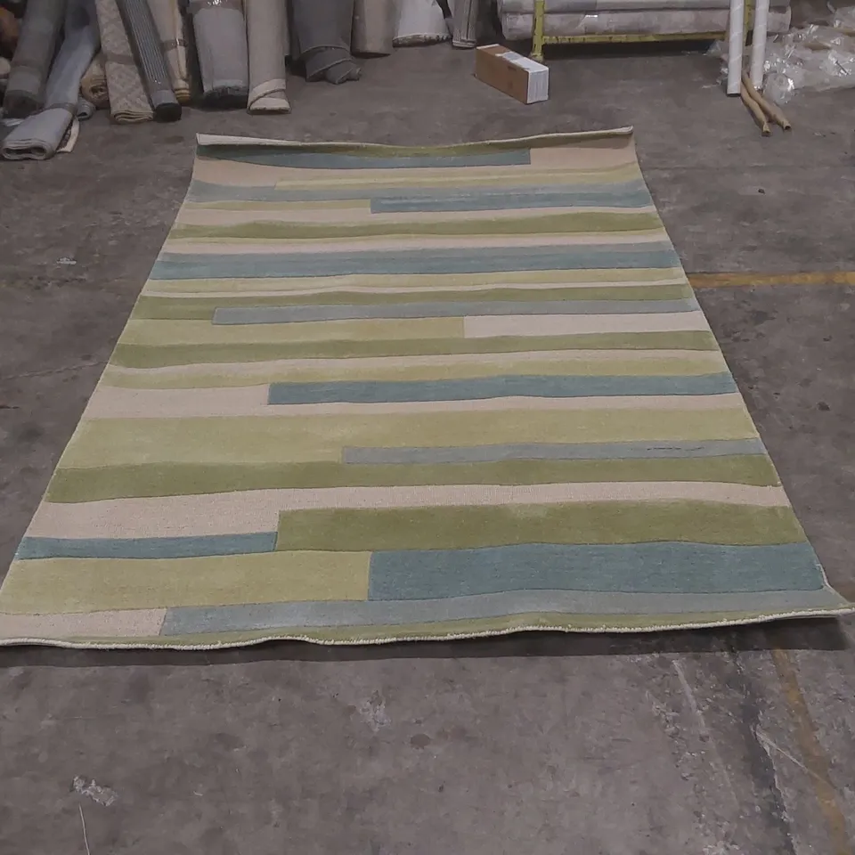 QUALITY DESIGNER PATTERNED RUG - APPROXIMATELY 290 x 195cm