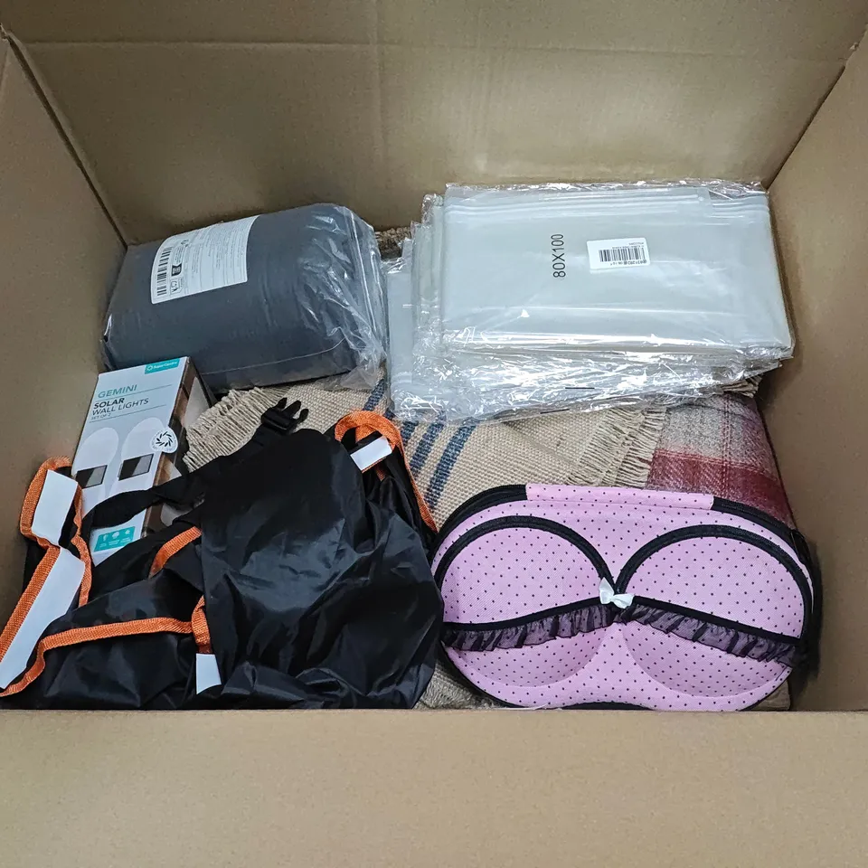 LOT OF APPROXIMATELY 15 ASSORTED HOUSEHOLD ITEMS TO INCLUDE FILLED CUSHIONS, COMPRESSION BAND AND FLY REPELLER
